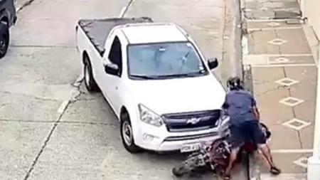 Motorista joga picape contra moto