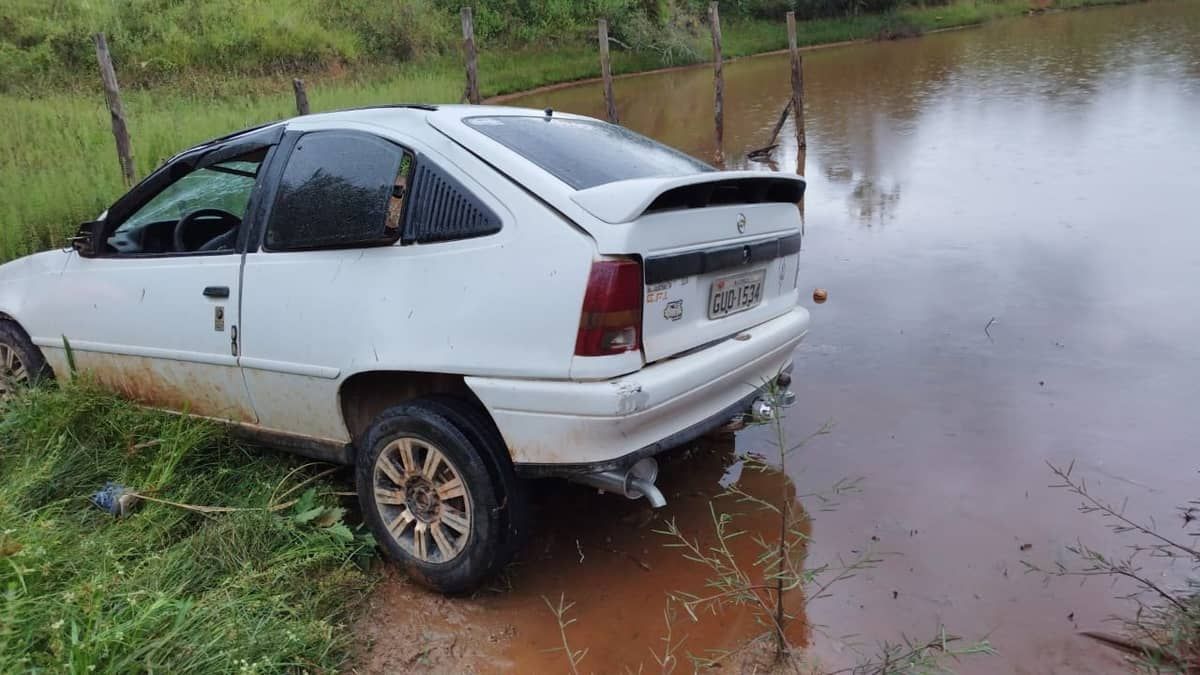 Motorista é encontrado morto debaixo de carro que capotou na Zona da Mata mineira 