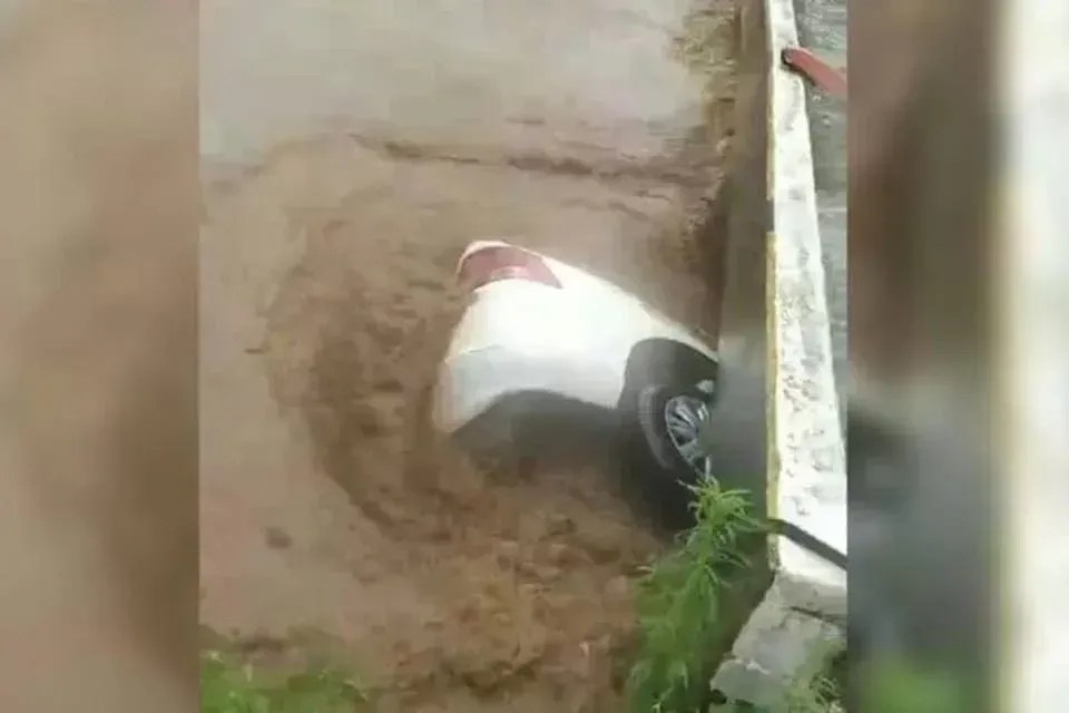 Homem morre após ficar preso em carro arrastado pela chuva em SC