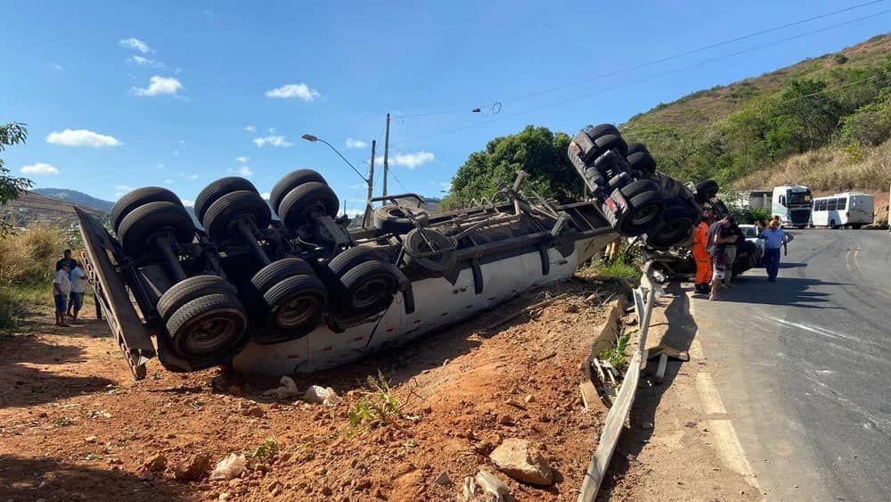 Caminhoneiro morre preso às ferragens após bater com moto na BR-262 em Abre Campo 