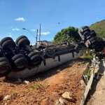 Caminhoneiro morre preso às ferragens após bater com moto na BR-262 em Abre Campo