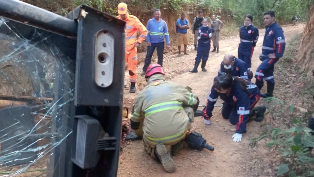 Motorista morre esmagado em acidente com retroescavadeira no interior de Minas  