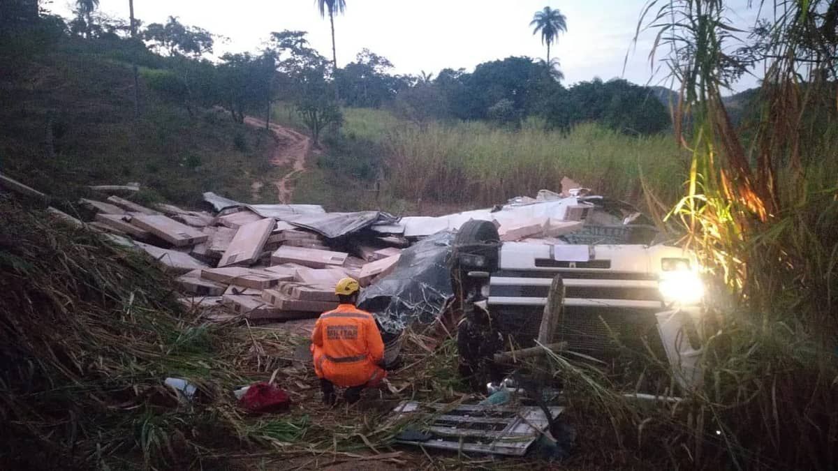 Carreta cai em ribanceira na BR-381, motorista morre e parte da carga de TV é saqueada  
