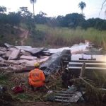 Carreta cai em ribanceira na BR-381, motorista morre e parte da carga de TV é saqueada  