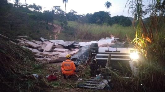 Motorista morreu ao tombar carreta em ribanceira na BR-381, em Bom Jesus do Amparo