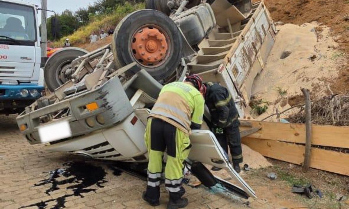Motorista morre após capotamento de caminhão em Juiz de Fora