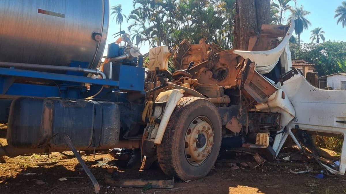 Motorista morre em grave acidente após caminhão com leite bater em árvore no interior de Minas