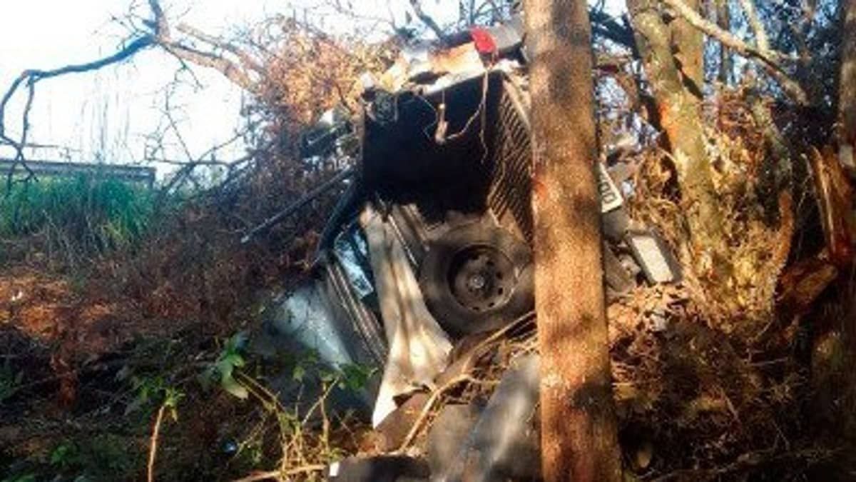 Homem morre após carro furtado capotar no interior de Minas  
