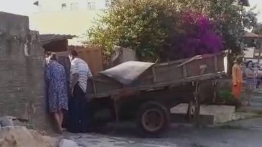 Motorista não conseguiu parar o caminhão que acabou invadindo uma casa