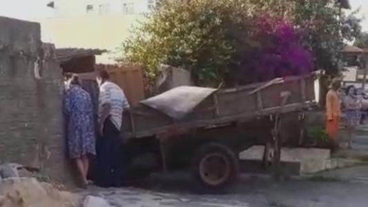 Motorista não conseguiu parar o caminhão que acabou invadindo uma casa
