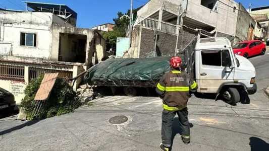 Motorista não conseguiu subir rua íngreme e acabou atingindo casa