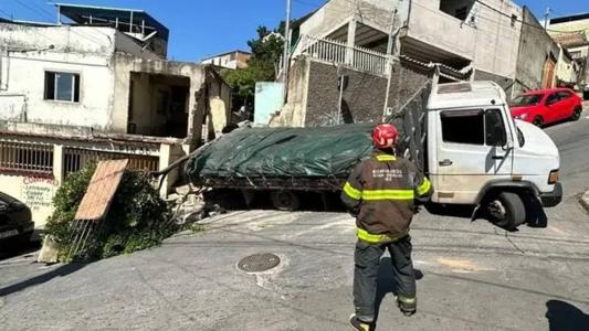 Motorista não conseguiu subir rua íngreme e acabou atingindo casa