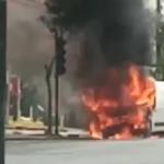 Vídeo: Van pega fogo na avenida Afonso Pena, no bairro Cruzeiro, e complica o trânsito
