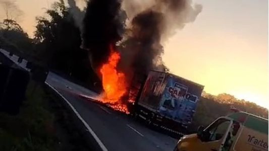 Motorista não se feriu e rodovia está interditada no sentido Belo Horizonte