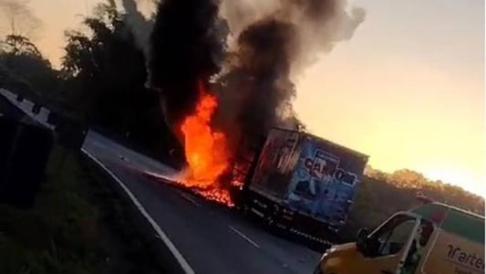 Motorista não se feriu e rodovia está interditada no sentido Belo Horizonte