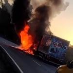 Vídeo: carreta pega fogo na rodovia Fernão Dias em Perdões
