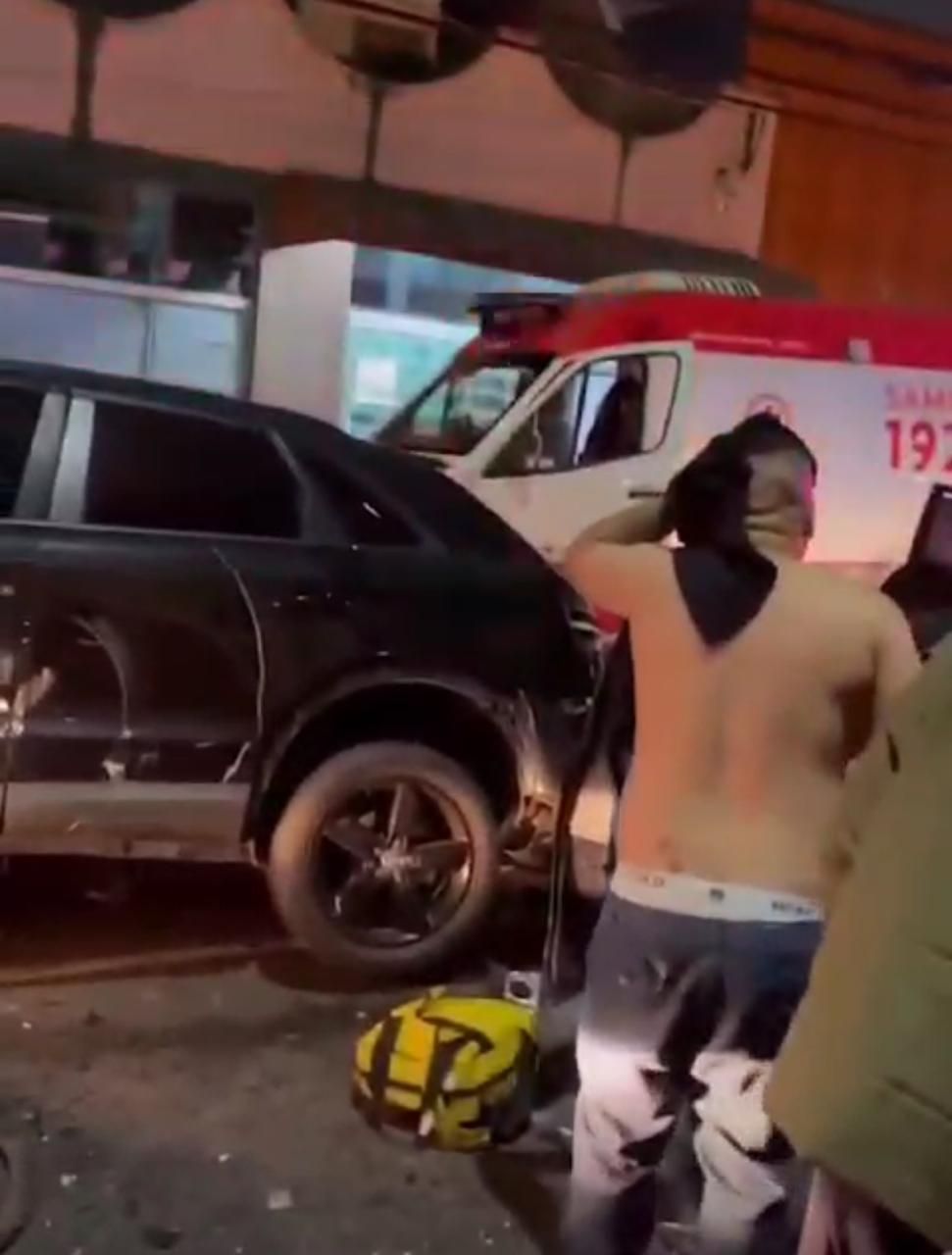 Vídeo: Motorista perde controle e bate contra cinco veículos que estavam no semáforo