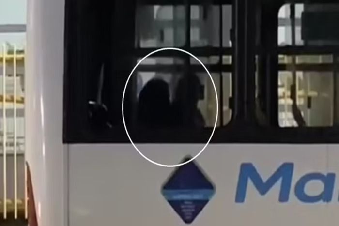 Motorista pede para passageira descer e faz sexo com mulher dentro do ônibus