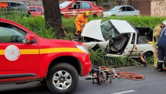 Motorista perde controle de carro e colide com árvore neste sábado (18)