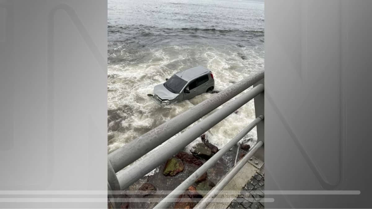 Motorista perde controle de carro e vai parar no mar em Niterói; veja imagens