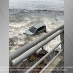Motorista perde controle de carro e vai parar no mar em Niterói; veja imagens
