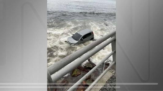 Motorista perde controle de carro e vai parar no mar em Niterói; veja imagens.