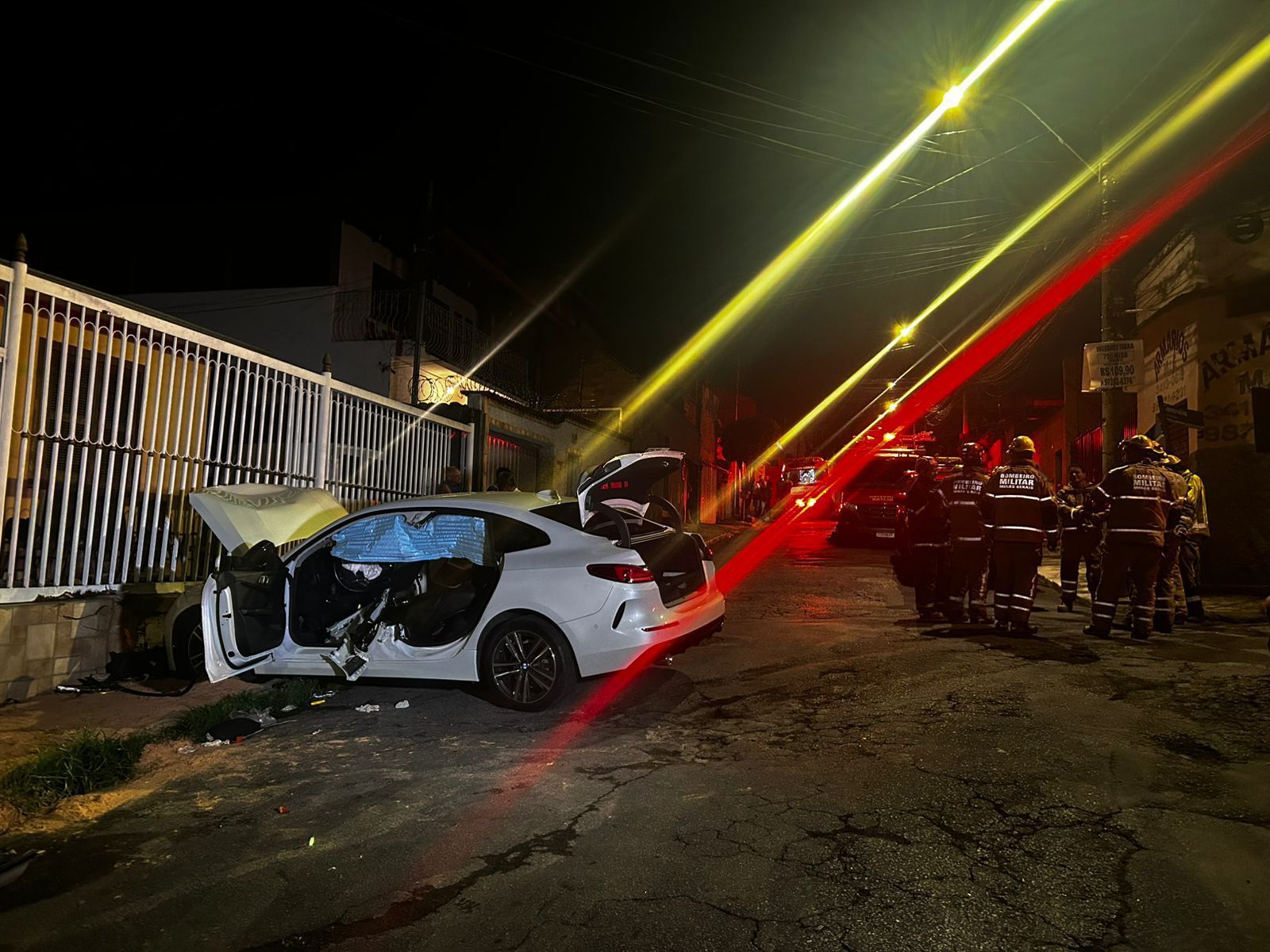 Motorista perde o controle de BMW e bate em muro de casa na região Noroeste de BH; veja fotos