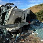 Carreta que carregava 31 toneladas de vidro capota na Zona da Mata; veja imagens