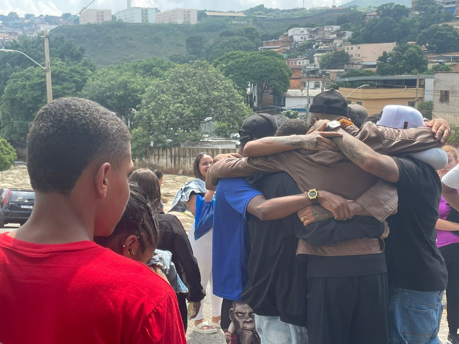 Corpo do motorista de app é enterrado sob comoção e revolta em BH