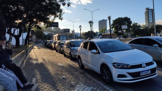 Motoristas fizeram fila em posto de combustíveis desde a noite de ontem