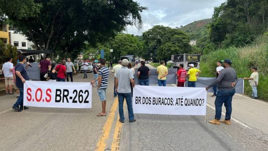 Motoristas protestaram contra buracos e más condições da BR-262, em Rio Casca, na Zona da Mata mineira
