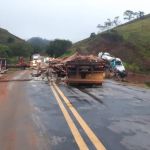 Carretas com cimento e madeira batem e cabine é esmagada na BR-262  