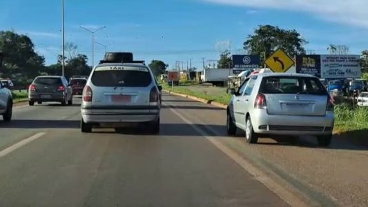 Motoristas usam faixa de acostamento para escapar do trânsito na BR-040