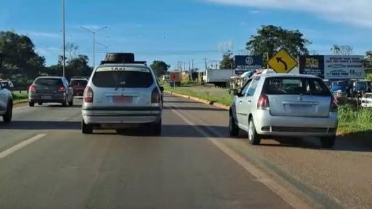 Motoristas usam faixa de acostamento para escapar do trânsito na BR-040