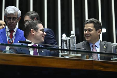 O presidente da Câmara, Hugo Motta (esq.), e o presidente do Senado, Davi Alcolumbre (dir.)