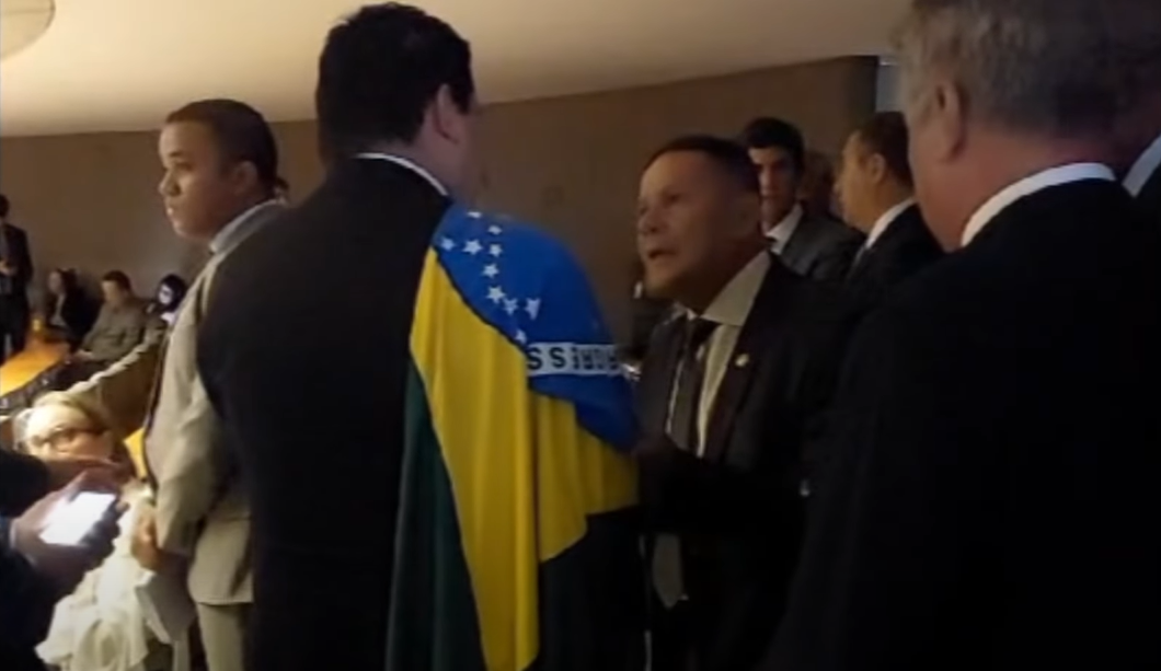 Classificado como traidor por 'cortejar' Dino, Mourão discute com deputado na Câmara