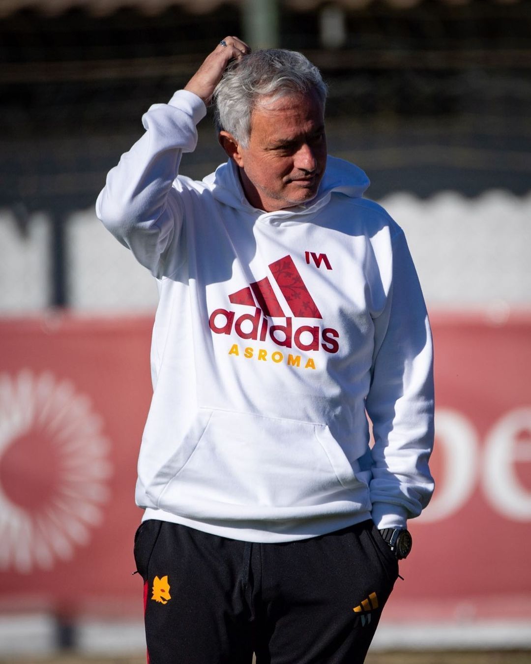 Roma anuncia demissão de José Mourinho
