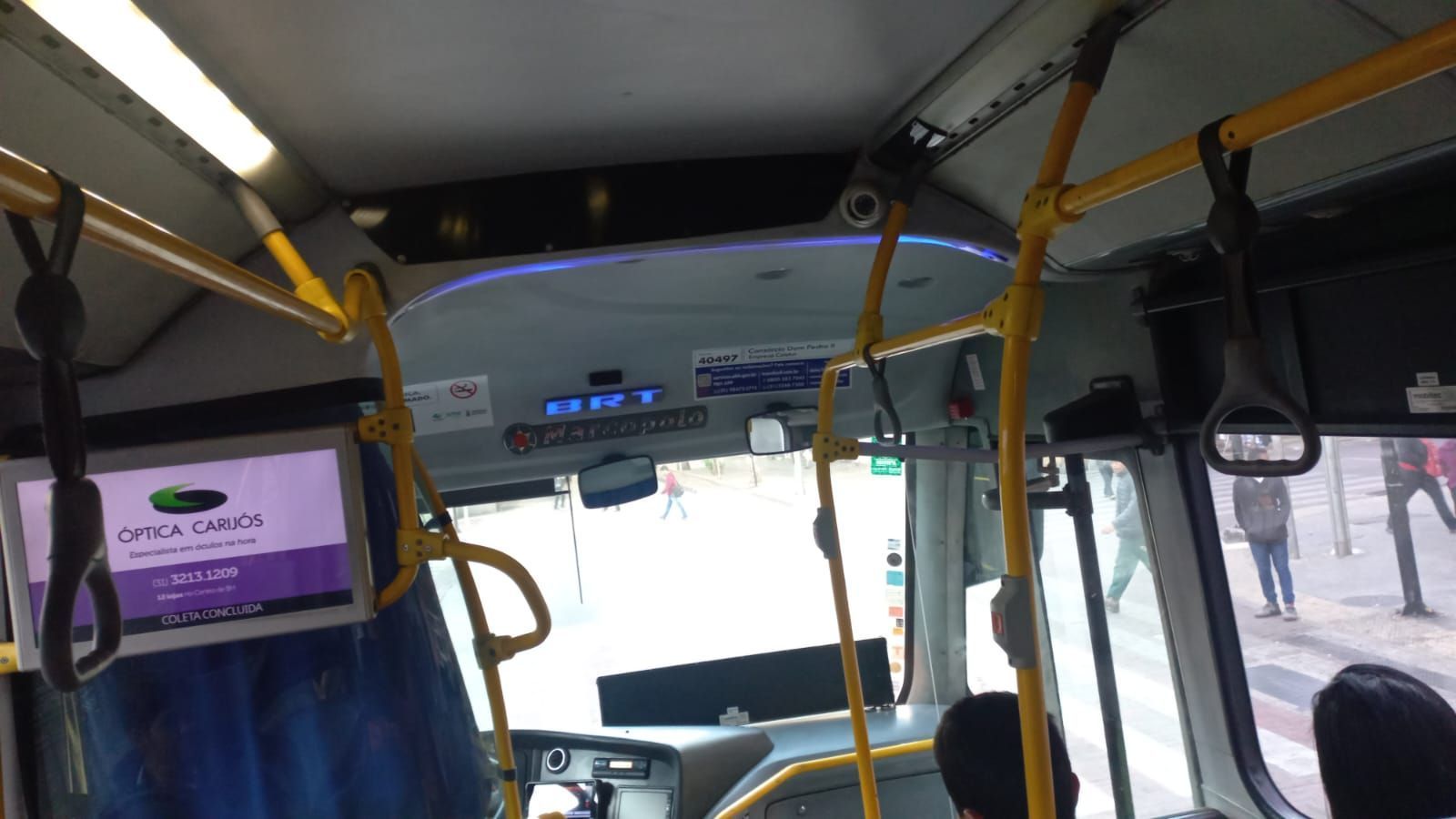 Ônibus 'empapuçado' roda sem tampa do assoalho e coloca passageiros em risco; assista