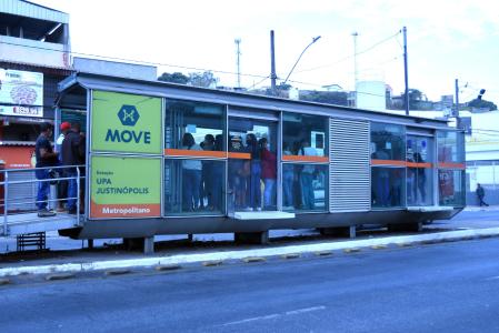 Passageiros esperam ônibus na estação UPA Justinópolis, em Ribeirão das Neves
