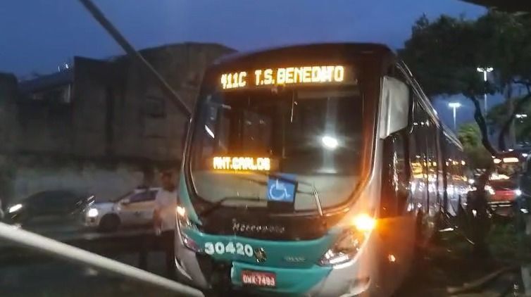 Acidente com ônibus do Move deixa trânsito parado no complexo da Lagoinha