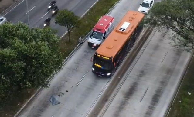 Vídeo: pedestre morre atropelado por táxi na pista do Move da Antônio Carlos