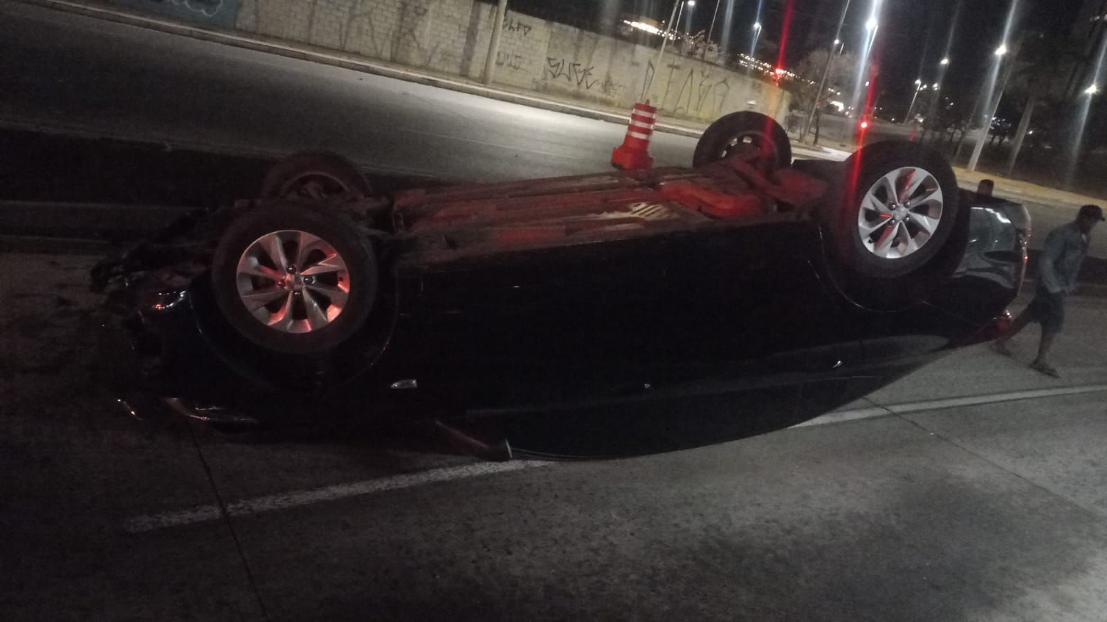 Carro bate em poste e capota na pista do Move em BH; motorista nega soprar bafômetro
