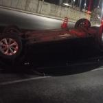 Carro bate em poste e capota na pista do Move em BH; motorista nega soprar bafômetro