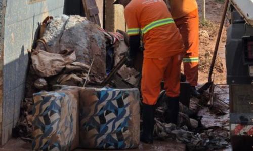 Móveis e materiais descartados no Bairro Vitorino Braga