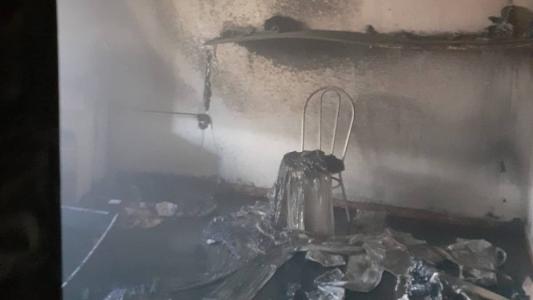 Móveis, roupas e itens pessoas foram destruídos pelas chamas