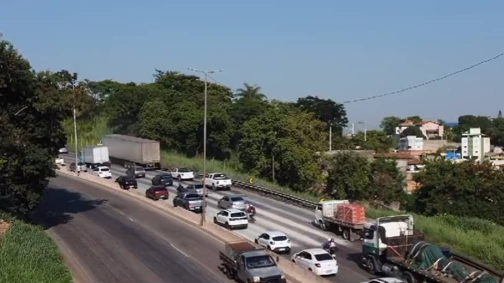 Carga de cimento cai no Anel Rodoviário e prejudica visibilidade de motoristas no bairro Universitário, em BH 
