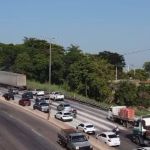 Carga de cimento cai no Anel Rodoviário e prejudica visibilidade de motoristas no bairro Universitário, em BH 