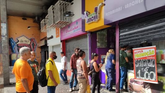 Movimento  é intenso na lanchonete que vende salgado a R$ 1