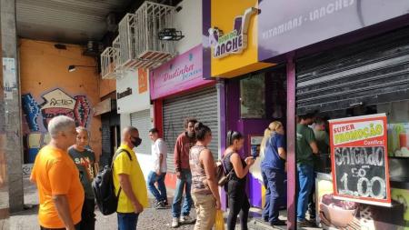 Movimento é intenso na lanchonete que vende salgado a R$ 1