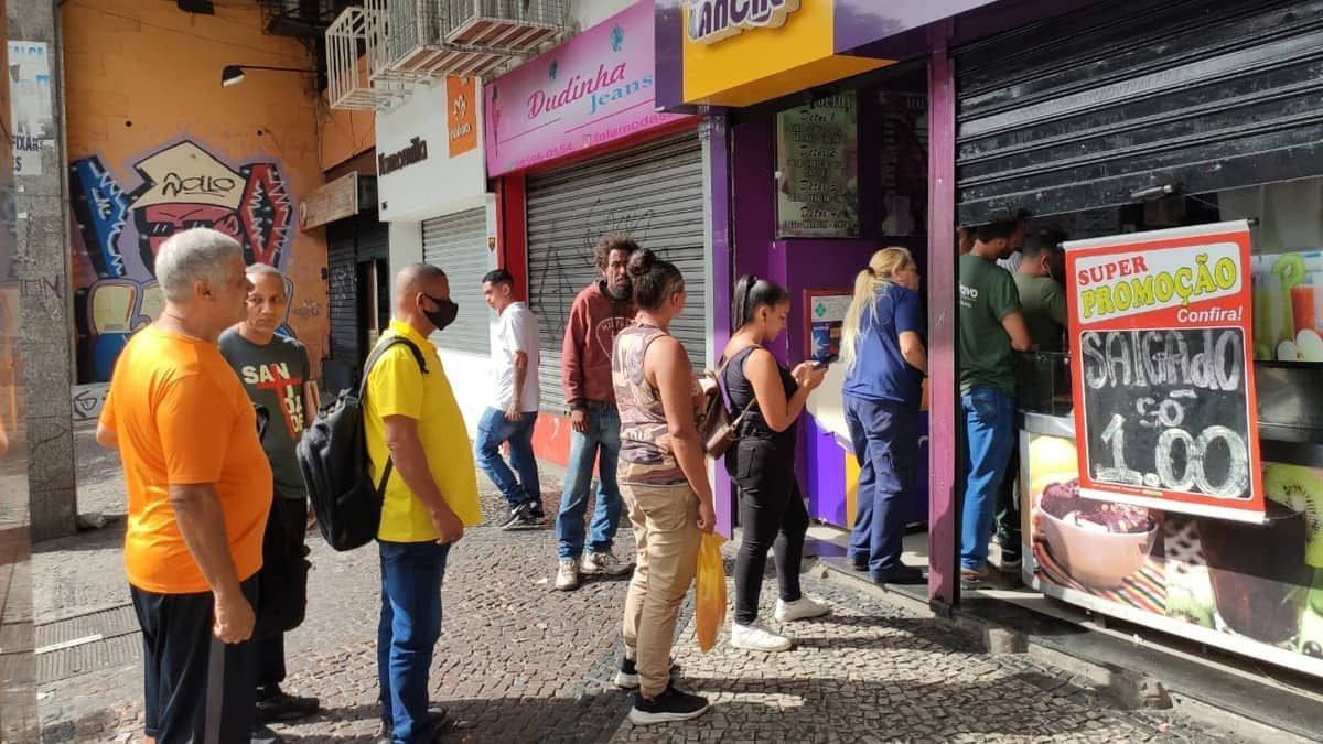 Lanchonete do Centro de Belo Horizonte que vende salgado por R$ 1 tem fila o dia inteiro: 'Amo'